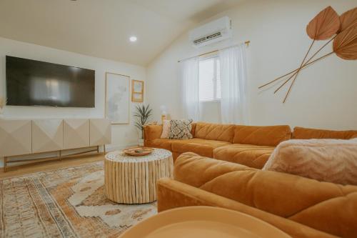 East Downtown Desert Chic Casita-Hot Tub-Pet Friendly-No Pet Fees!