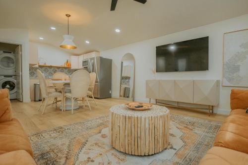 East Downtown Desert Chic Casita-Hot Tub-Pet Friendly-No Pet Fees!