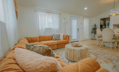 East Downtown Desert Chic Casita-Hot Tub-Pet Friendly-No Pet Fees!