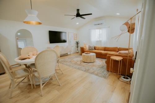 East Downtown Desert Chic Casita-Hot Tub-Pet Friendly-No Pet Fees!