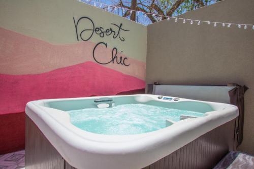 East Downtown Desert Chic Casita-Hot Tub-Pet Friendly-No Pet Fees!