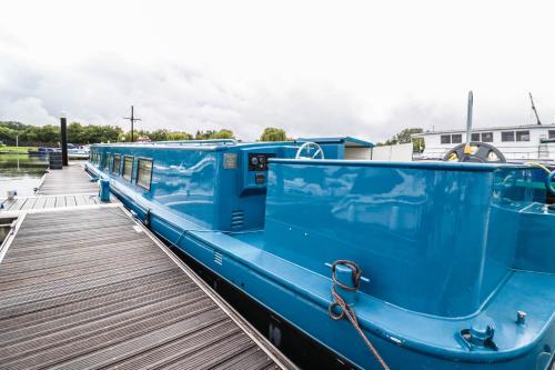 Blue Waterside Haven Charming 2 Bedroom Boat on Staines Rd Chertsey