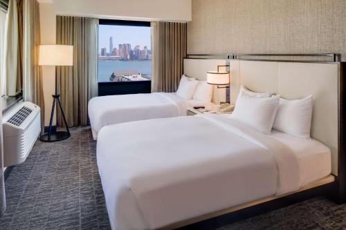 DoubleTree by Hilton Hotel & Suites Jersey City - image 7