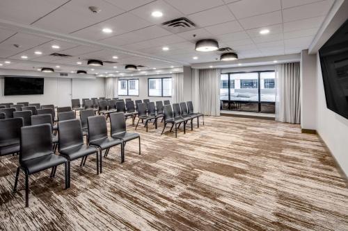 DoubleTree by Hilton Hotel & Suites Jersey City - image 13