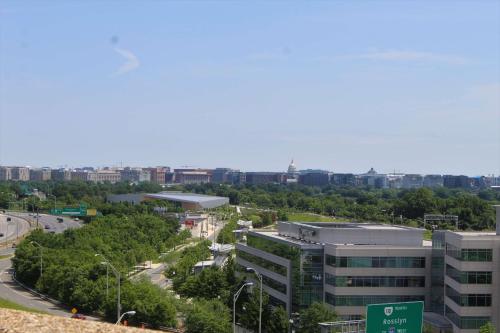 DoubleTree by Hilton Washington DC - Crystal City Room Type - One-Bedroom King Suite with Balcony