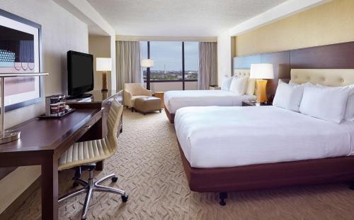 DoubleTree by Hilton Washington DC - Crystal City Room Type - Large Room with Two Full Beds, Sofa Bed and View