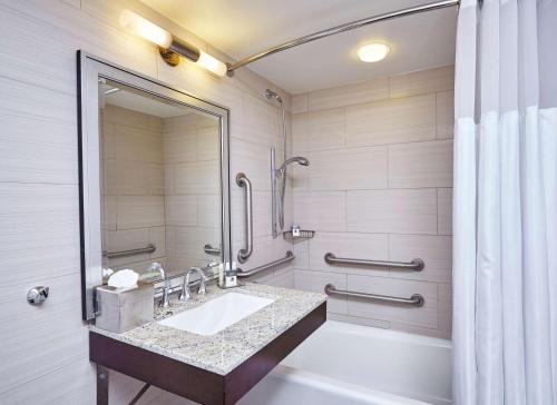 DoubleTree by Hilton Washington DC - Crystal City Room Type - Double Room with Two Double Beds - Disability Access