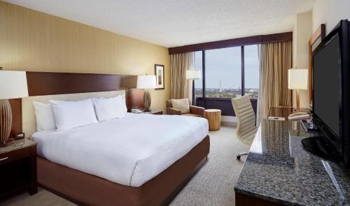DoubleTree by Hilton Washington DC - Crystal City Room Type - King Room - City View 