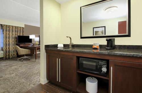 Hampton Inn By Hilton & Suites Rockville Centre, NY