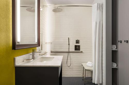 King Room with Roll-In Shower - Mobility and Hearing Access image 6