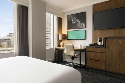 King Room with Partial Water View image 4