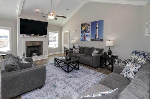 Spacious Hazel Green Home w/ Fireplace, Yard!
