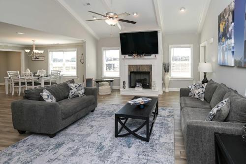 Spacious Hazel Green Home with Fireplace, Yard! in Hazel Green, USA