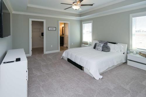 Spacious Hazel Green Home with Fireplace, Yard! in Fayetteville (TN)