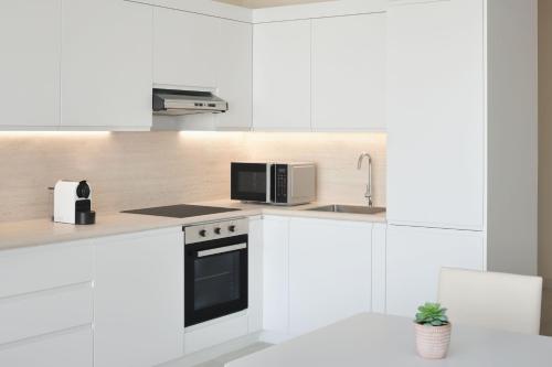 Three Bedroom Apartment, 3 King, City View image 3