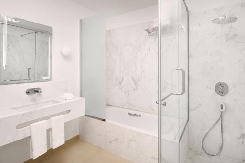 Studio Suite, 1 King, Partial sea view image 1
