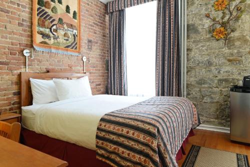 Deluxe Queen Room image 3