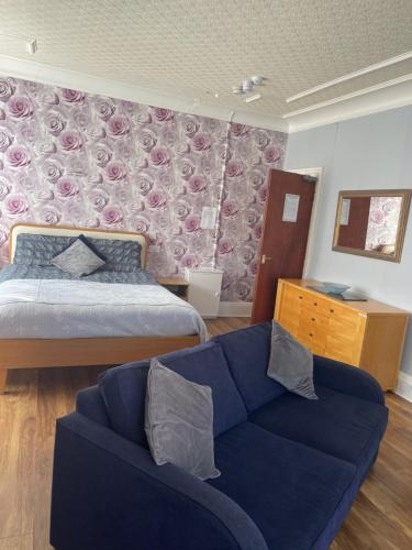 1 queen bed, 1 sofa bed