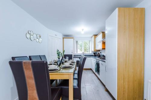 Luxury Large Leeds 10bed 2.5bath Modern House Free Parking in Middleton