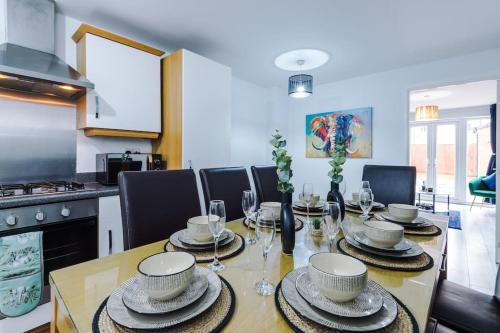 Luxury Large Leeds 10bed 2.5bath Modern House Free Parking in Middleton