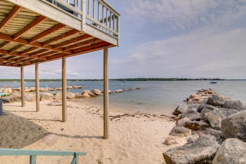 Serene Mattapoisett Home with Private Beach Access! in แฟร์ฮาเว่น (MA)