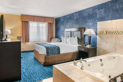 Suite, spa bathtub