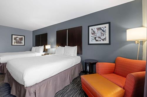 Queen Room with Two Queen Beds and Bath Tub - Mobility Accessible/Non-Smoking