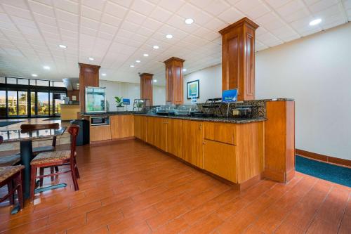 Best Western Detroit Livonia - image 2