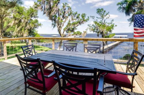 Renovated Crescent Lake Escape with Waterfront Deck! in 德通納海灘市中心