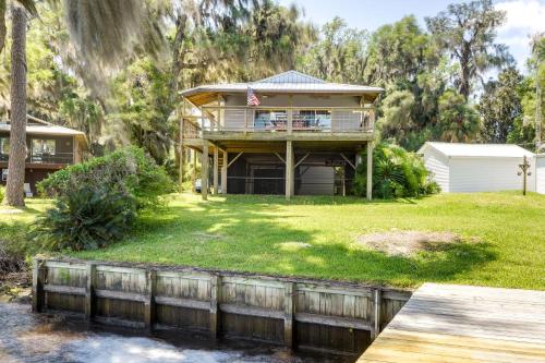 Renovated Crescent Lake Escape with Waterfront Deck! in 德通納海灘市中心