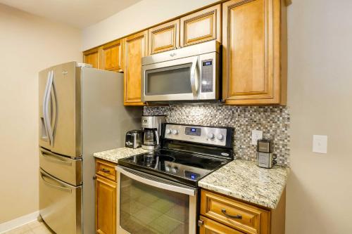 Chic Breck Condo Ski-In and Ski-Out at Peak 8! - image 11