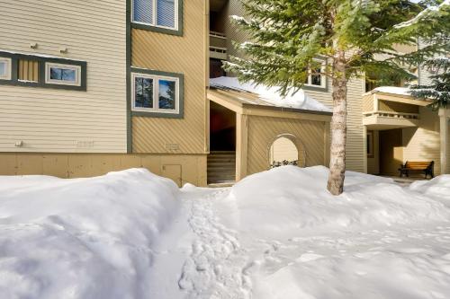 Chic Breck Condo Ski-In and Ski-Out at Peak 8! - image 6