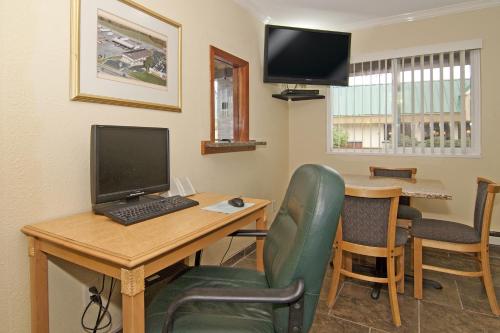Valley Inn Shakopee - image 11