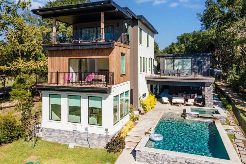 Benjamin Manor in Cedar Creek Lake in Malakoff, USA