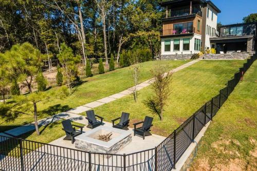 Benjamin Manor in Cedar Creek Lake in Malakoff, USA