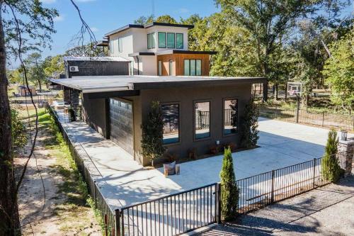 Benjamin Manor in Cedar Creek Lake in Malakoff, USA