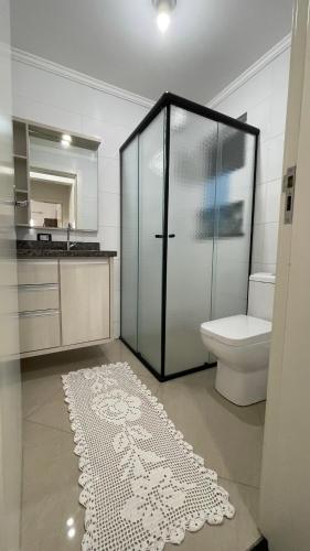 Zuhanyzó, Apto Lírio do Vale - 3 quartos -Ao Lado do Parque Termal! (Apto Lirio do Vale - 3 Quartos -Apto Espacoso com Varanda e Vista para o Vale - ao lado do Parque Te) in Piratuba