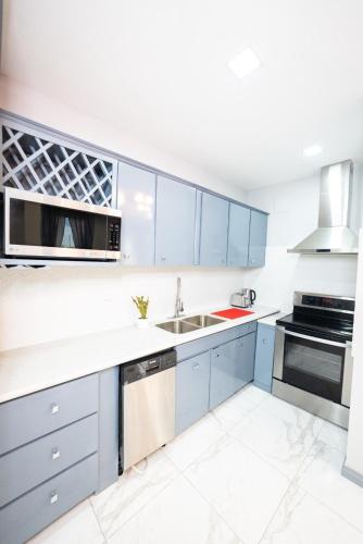 מטבח, 592 Apartments 12 Duncan Street Campbellville, Georgetown in ג'ורג'טאון