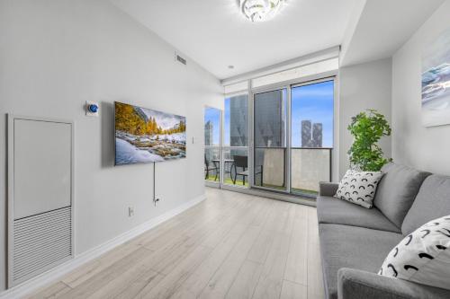 Luxury Downtown Toronto 2 Bedroom Suite with City and Lake Views and Free Parking