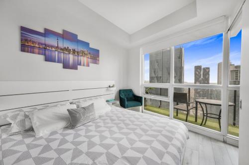 Luxury Downtown Toronto 2 Bedroom Suite with City and Lake Views and Free Parking