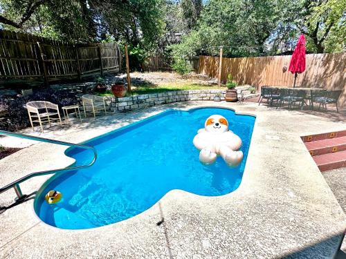 Cozy Oak Hill Retreat with Pool
