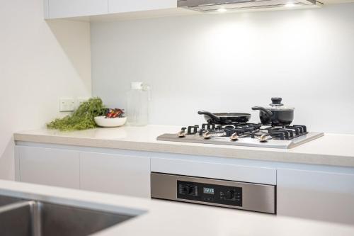 Modern Urban Retreat Stylish Apt in Ryde's Heart - image 2
