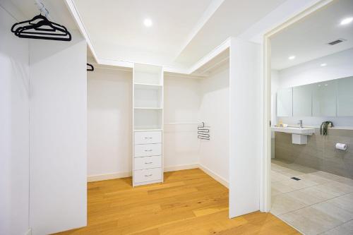 Modern Urban Retreat Stylish Apt in Ryde's Heart - image 5