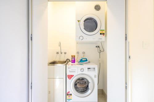Modern Urban Retreat Stylish Apt in Ryde's Heart - image 10