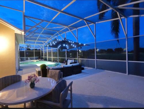 Entire home with pool and lake view and Golf course by Disney in Davenport