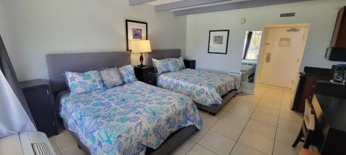 Manatee, Studio202, Beach steps away! Pool+WiFi