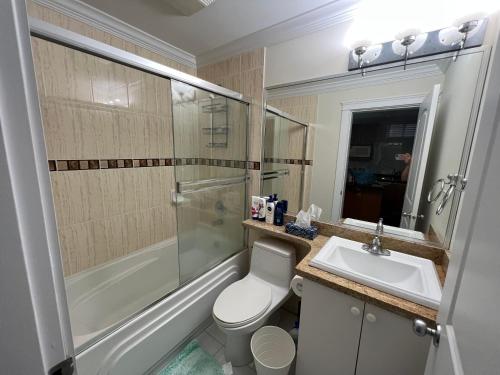 Private suite 1 bed 1 bath 15 mins YVR and downtown 舒适安静