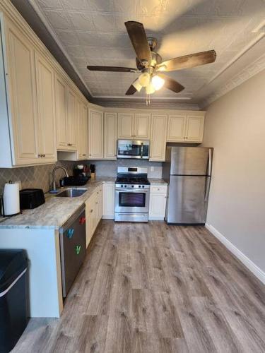 Vast Stylish Apt Close to NYC! in North Bergen, USA