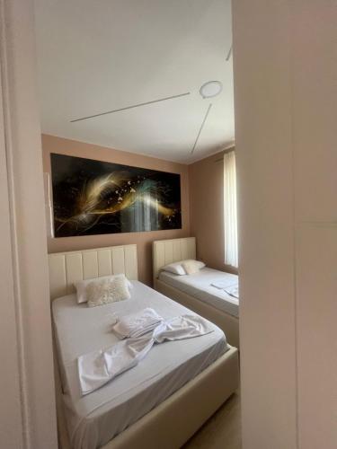 1 double bed, 1 twin bed