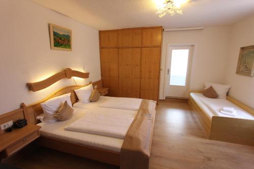 1 king bed, 1 twin bed